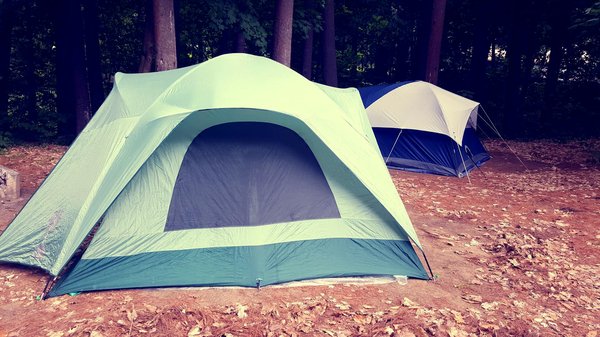 Comment planifier un itinéraire de camping pour explorer les grottes de la région de Dordogne?