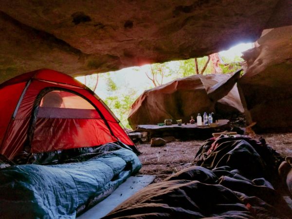 Comment planifier un itinéraire de camping pour explorer les grottes de la région de Dordogne?