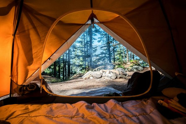 Comment choisir un équipement de camping résistant pour les conditions de vent fort?